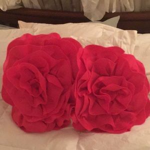 Large flower pillowcases.